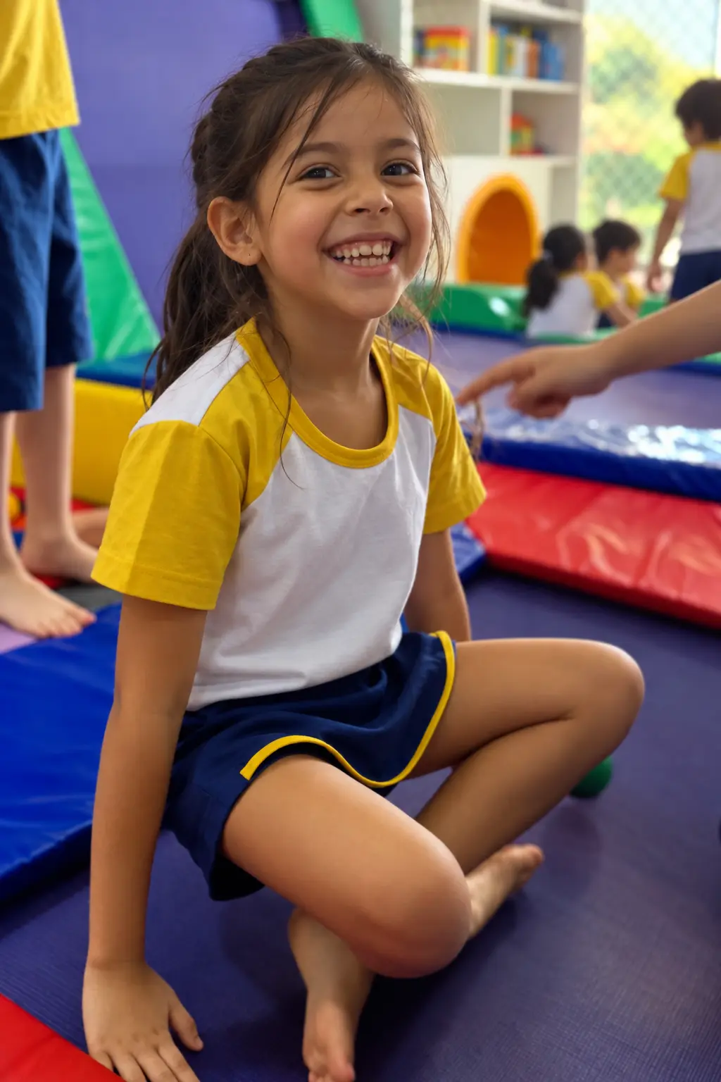 Aluna sorridente com a farda do Colégio Ideia
