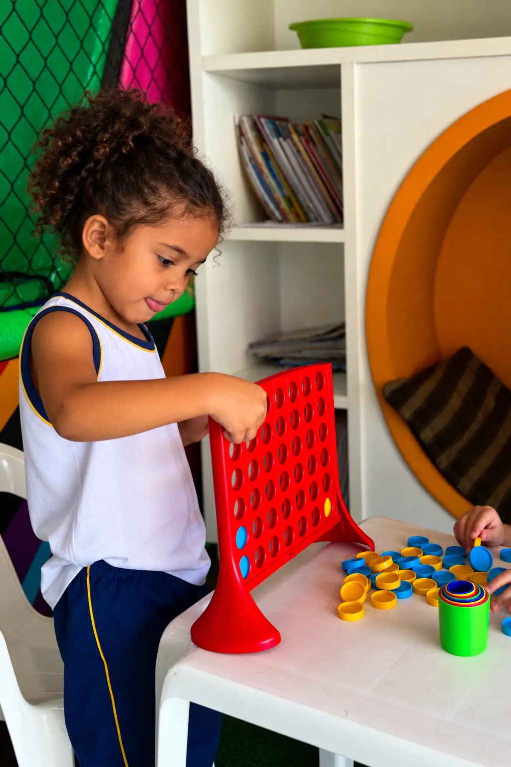 Criança da Educação Infantil brincando na brinquedoteca